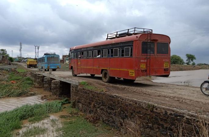 Transport on Akola-Mangrulipir road from the old bridge | अकोला-मंगरुळपीर मार्गावरील वाहतूक जुन्या पुलावरून 