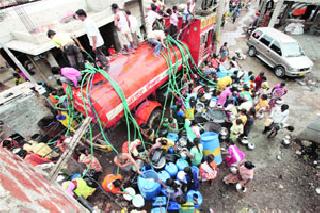Water tankers in four villages in the district | जिल्ह्यात चार गावांमध्ये टँकरद्वारे पाणी