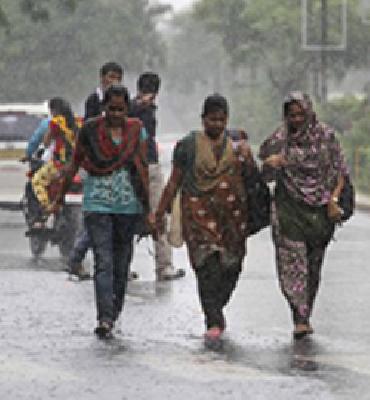 Heavy rains in Mumbai, traffic congestion | मुंबईत जोरदार पाऊस, वाहतूकीचीही कोंडी Heavy rains in Mumbai, traffic congestion | मुंबईत जोरदार पाऊस, वाहतूकीचीही कोंडी