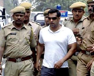 It was Salman who had squeezed the four | चौघांना चिरडणारा सलमानच होता It was Salman who had squeezed the four | चौघांना चिरडणारा सलमानच होता