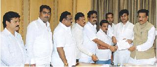 NCP's corporator met Chief Minister | राष्ट्रवादीचे नगरसेवक मुख्यमंत्र्यांना भेटले NCP's corporator met Chief Minister | राष्ट्रवादीचे नगरसेवक मुख्यमंत्र्यांना भेटले