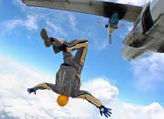 After reaching 5000 feet, 'he' saved safely | ५ हजार फूटांवरुन पडूनही 'तो' सुखरुप बचावला After reaching 5000 feet, 'he' saved safely | ५ हजार फूटांवरुन पडूनही 'तो' सुखरुप बचावला