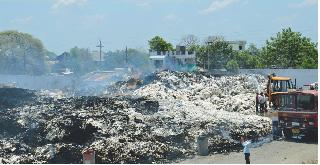 Sawing jeans fire | साबाजी जिनिंगच्या आगीची धग कायम Sawing jeans fire | साबाजी जिनिंगच्या आगीची धग कायम