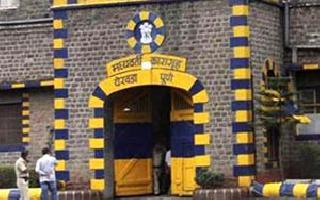 Mobile phone in Yerwada's oval! | येरवड्याच्या अंडासेलमध्ये मोबाईल ! Mobile phone in Yerwada's oval! | येरवड्याच्या अंडासेलमध्ये मोबाईल !