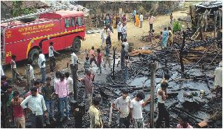 Two houses were set on fire in Dhanbadi! | धनोडी येथे आगीत दोन घरे भस्मसात!
