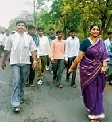 Hiking the road for Doni villagers | रस्त्यासाठी डोनीतील ग्रामस्थांची पदयात्रा