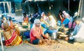 Employment from women through tinkering business | चिंच फोडण्याच्या व्यवसायातून महिलांना मिळतोय रोजगार