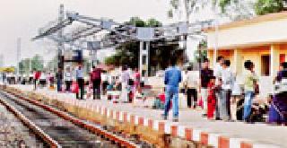 Traveling resident at the Saundh railway station | सौंदड रेल्वेस्थानकावर प्रवासी रखरखत्या उन्हात