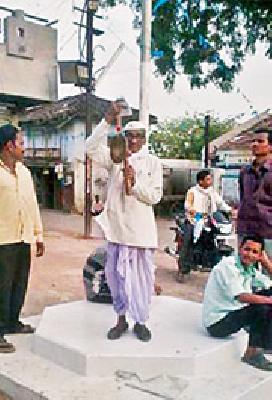 For 35 years, they offer davandi | ३५ वर्षांपासून ते देतात दवंडी