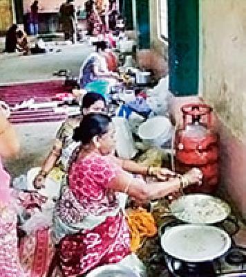 The responsibility for the school nutrition is to the savings group | शालेय पोषण आहाराची जबाबदारी बचत गटाकडे The responsibility for the school nutrition is to the savings group | शालेय पोषण आहाराची जबाबदारी बचत गटाकडे