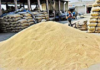 Soybean @ 4925 leaves of the farmers' mouth: Increased prices on the path of merchants | सोयाबीन @ 4925 शेतकऱ्यांच्या तोंडाला पाने : वाढलेले भाव व्यापाऱ्यांच्या पथ्यावर Soybean @ 4925 leaves of the farmers' mouth: Increased prices on the path of merchants | सोयाबीन @ 4925 शेतकऱ्यांच्या तोंडाला पाने : वाढलेले भाव व्यापाऱ्यांच्या पथ्यावर