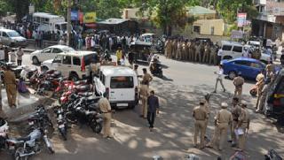 Due to the salary of the city, | पगारेच्या हत्त्येमुळे शहर वेठीस