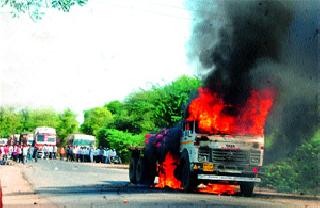 A trailer for the farmer in the neighborhood | सटाण्यात शेतकर्याला चिरडणारा ट्रेलर A trailer for the farmer in the neighborhood | सटाण्यात शेतकर्याला चिरडणारा ट्रेलर