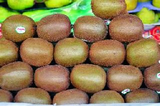 Nandedkar's love for foreign fruits | नांदेडकरांना विदेशी फळांचा मोह