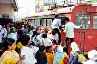 The train, the crowd gathered at the station | रेल्वे, एसटीत तुडूंब गर्दी