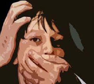 The classmates entered the house and burned the girlfriends | वर्गमित्रांनी घरात घुसून मैत्रिणीला जिवंत जाळले