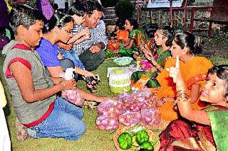 The students of vegetable market became interested in the faith camp | आस्थाच्या शिबिरात मुले बनले भाजी विक्रेते