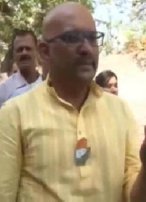 Ajay Rai's turnout in favor of using party icons during voting | मतदानावेळी पक्षचिन्ह वापरल्याने अजय राय अडचणीत Ajay Rai's turnout in favor of using party icons during voting | मतदानावेळी पक्षचिन्ह वापरल्याने अजय राय अडचणीत