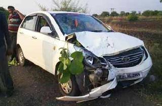 Four-wheeler flew to the two-wheeler | चारचाकीने दुचाकीस उडविले