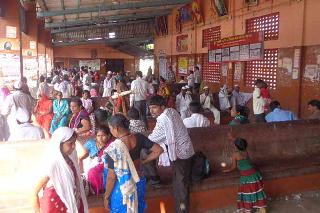 The ruins of the Risod bus station have worsened | रिसोड बसस्थानकाचे ताळतंत्र बिघडले