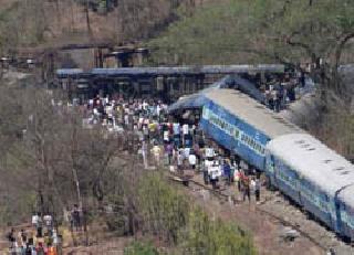 Panvel-Roha section of the railway is dangerous | रेल्वेचा पनवेल-रोहा विभाग धोकादायक