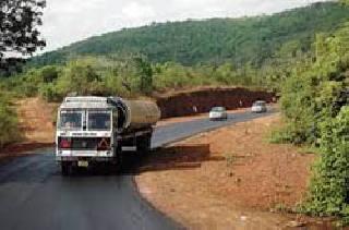 The collapse of the bridge leads to the possibility of an accident | पुलाचा कठडा तुटल्याने अपघाताची शक्यता