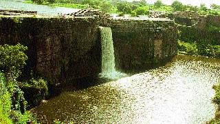 Cannon leak caused a waterfall to flow | कॅनॉल गळतीमुळे धबधबा वाहू लागला