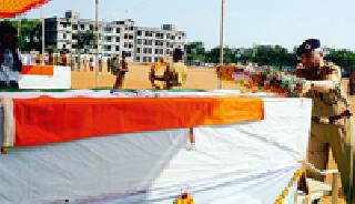 The last salute to the martyrs | शहीद जवानांना अखेरची सलामी The last salute to the martyrs | शहीद जवानांना अखेरची सलामी