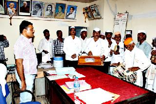 Bhajan movement for the road | रस्त्यासाठी भजन आंदोलन