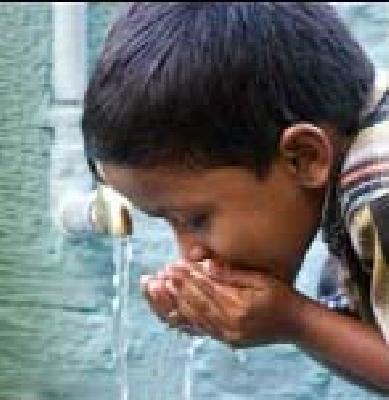 Groundnut is dry during the village plenary | गावात नळयोजना असताना घशाला कोरड