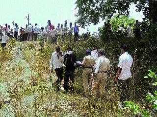 Stone's stone on his head and his blood | डोक्यात दगड घालून इसमाचा खून