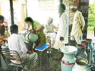 Co-op soccer team's home team | तील सहकारी दूध संघांना घरघर