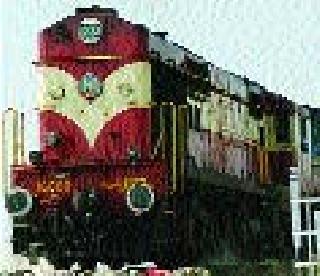 Traffic scam in passenger train | पॅसेंजर रेल्वेमध्ये समाजकंटकांचा धुमाकूळ