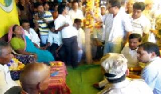 The consolation of the martyrs family from the Home Minister | गृहमंत्र्यांकडून शहीद कुटुंबीयांचे सांत्वन