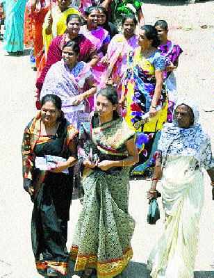Rapid water shortage in the farm | माढ्यात तीव्र पाणीटंचाई Rapid water shortage in the farm | माढ्यात तीव्र पाणीटंचाई