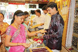 Summer clashes un-married! | उन्हाचा कडाका अन लग्नांचा धडाका !