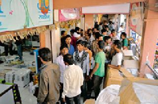 Commercial closure of LBT force | एलबीटी सक्तीविरोधात व्यावसायिकांचा बंद Commercial closure of LBT force | एलबीटी सक्तीविरोधात व्यावसायिकांचा बंद