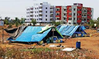 The valley is in poverty and wealth. | दरी गरिबी आणि श्रीमंतीमधील..