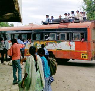 ST bus overload: | एसटी बस ओव्हर-लोड :