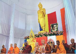 Inspiration in the debasher | दीक्षाभूमीत बुद्धरुप प्रतिष्ठापना