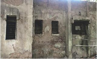 Heavy drought in the forest dwellers' resident at Punt | पुनवट येथील वन कर्मचार्‍यांच्या निवासस्थानांची प्रचंड दुरवस्था