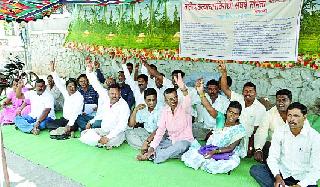 The hunger strike of the anti-torture committee | अत्याचार विरोधी संघर्ष समितीचे उपोषण The hunger strike of the anti-torture committee | अत्याचार विरोधी संघर्ष समितीचे उपोषण