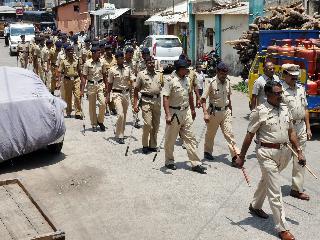 Police operation in Bhadrakali on the backdrop of election results | निवडणूक निकालाच्या पार्श्वभूमीवर भद्रकालीत पोलिसांचे संचलन