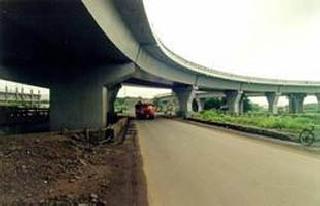 Turbhe Flyway safety hazard | तुर्भे उड्डाणपुलाची सुरक्षा धोक्यात