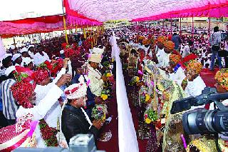 19 couples get married in group marriage | सामूहिक विवाहात १९ जोडपी विवाहबध्द 19 couples get married in group marriage | सामूहिक विवाहात १९ जोडपी विवाहबध्द