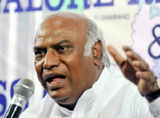 The decision of the moving trainmaker changed the momentum | मावळत्या रेल्वेमंत्र्यांनी क्षणात निर्णय बदलला