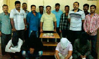 Two-and-a-half million fake currency seized with domestic cloak | देशी कट्ट्यासह अडीच लाखांच्या बनावट नोटा जप्त
