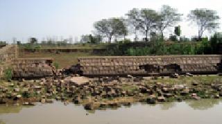 Saheb collapsed, | साहेब, बंधार्‍याला पडले भगदाड :