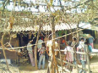He hung half of his family to consume hunger | भूक शमविण्यासाठी त्याने संपविले अर्धे कुटुंब