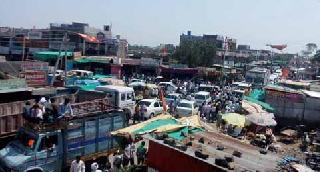 Three-way traffic in the Chelbaajaar Chowk | शेलूबाजार चौकातील वाहतुकीचे तीनतेरा
